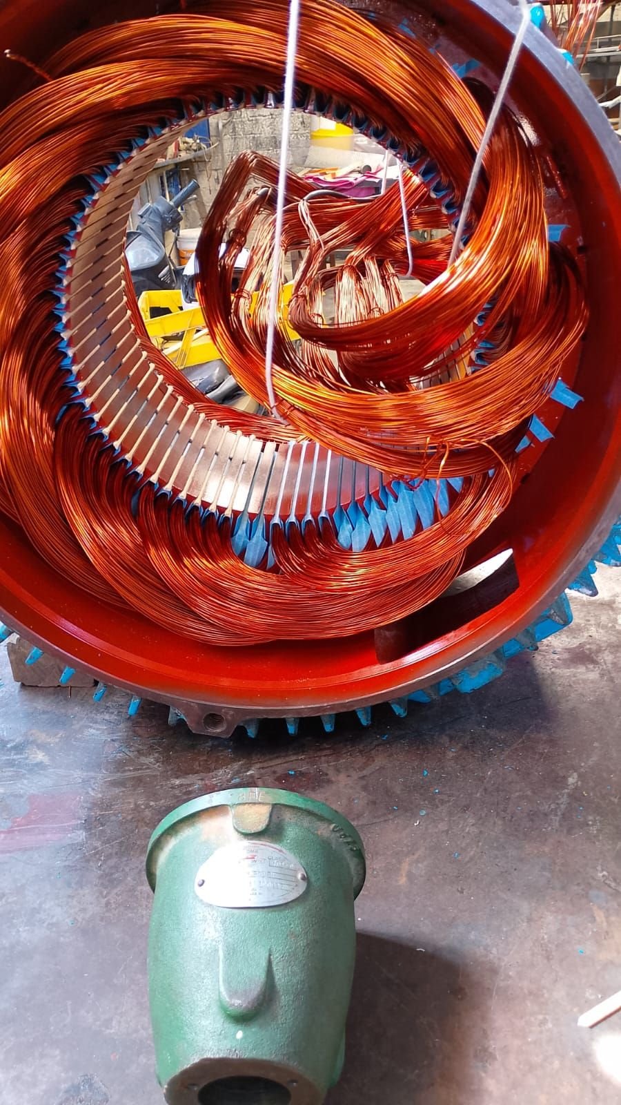Bobinas de cobre para motor eléctrico en taller EMIB